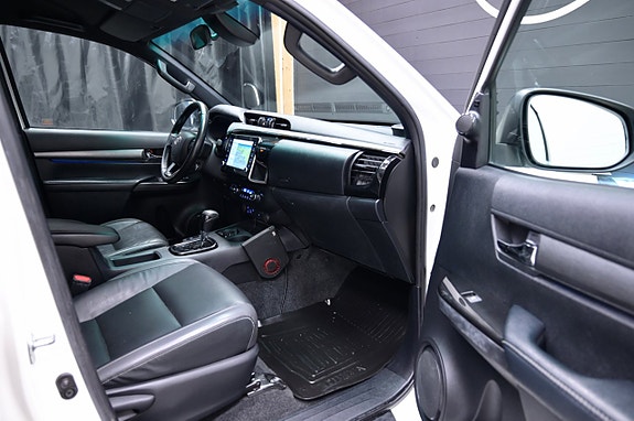 Toyota HiLux 10 of 25