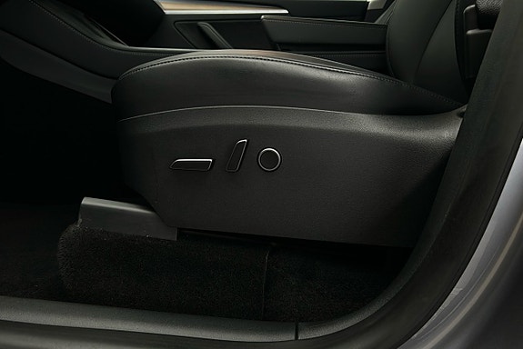 Tesla Model Y 16 of 26