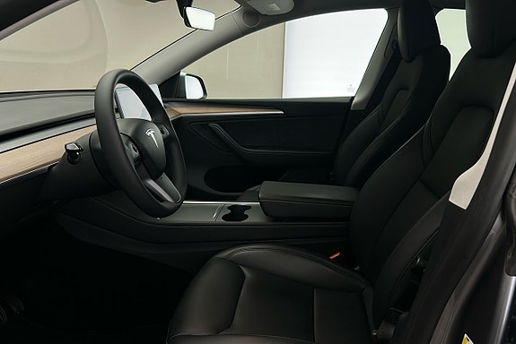 Tesla Model Y 9 of 26