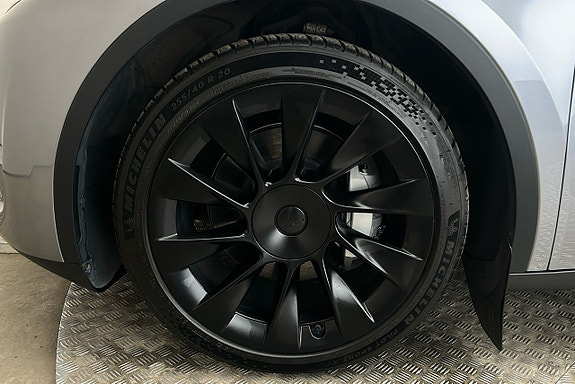 Tesla Model Y 11 of 26