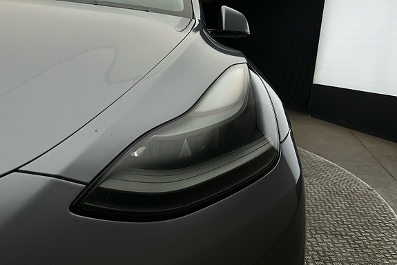 Tesla Model Y 10 of 26