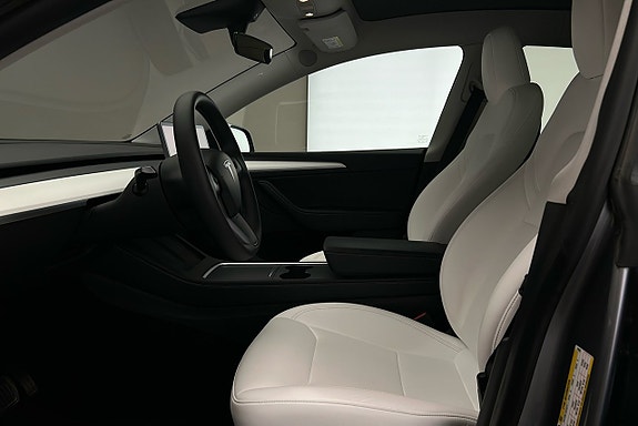Tesla Model Y 9 of 26