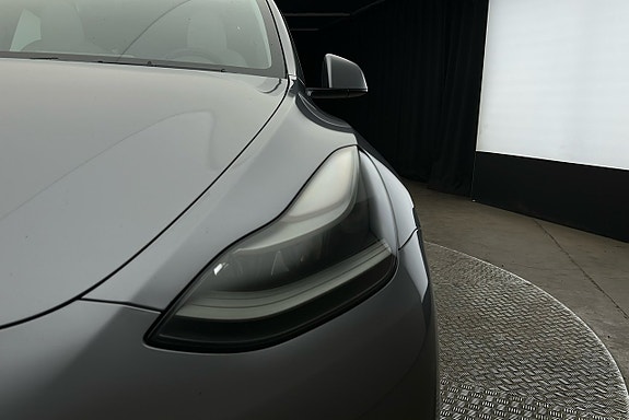 Tesla Model Y 10 of 26