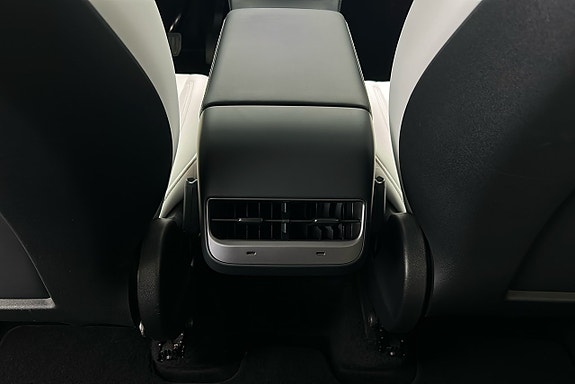 Tesla Model Y 23 of 26