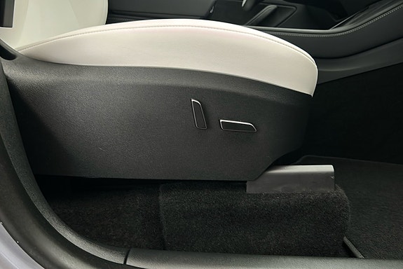 Tesla Model Y 17 of 26
