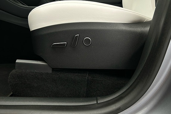 Tesla Model Y 16 of 26