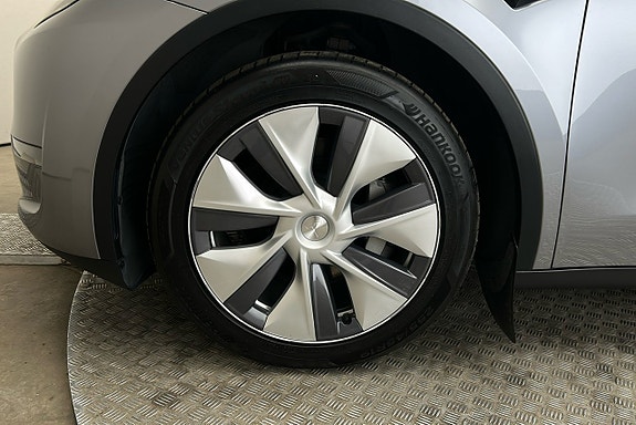 Tesla Model Y 11 of 26