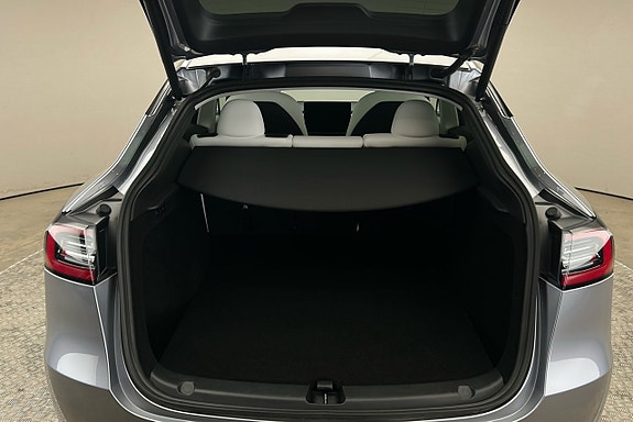 Tesla Model Y 13 of 26