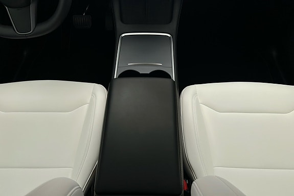 Tesla Model Y 8 of 26