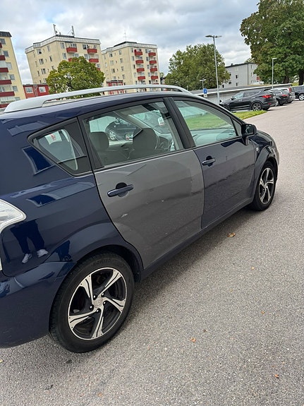 Toyota Corolla Verso 3 of 6