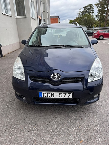 Toyota Corolla Verso 4 of 6