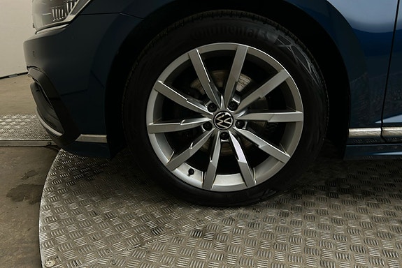 Volkswagen Passat 12 of 28