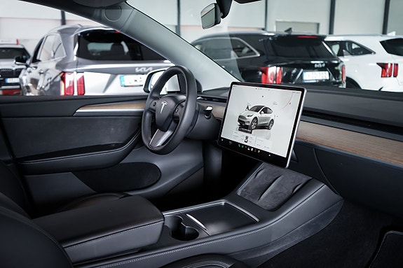 Tesla Model Y 24 of 27