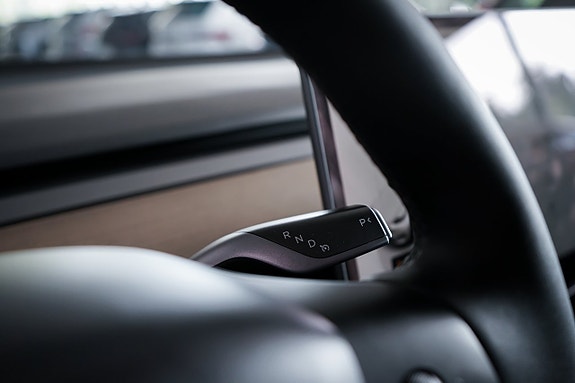 Tesla Model Y 20 of 27