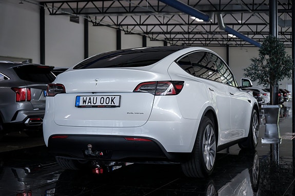 Tesla Model Y 5 of 27