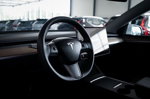 Tesla Model Y 8 of 27