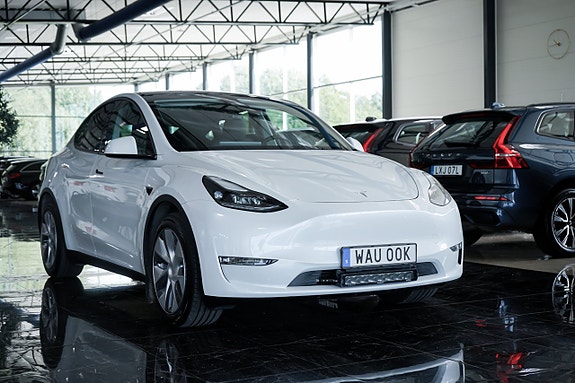 Tesla Model Y 3 of 27