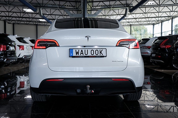 Tesla Model Y 6 of 27