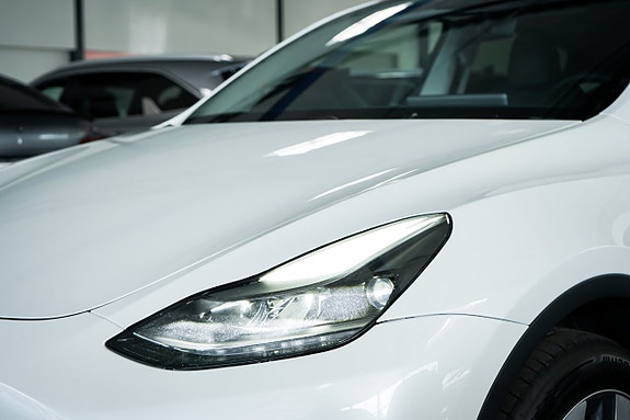 Tesla Model Y 4 of 27