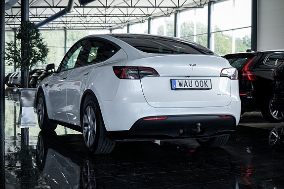 Tesla Model Y 7 of 27