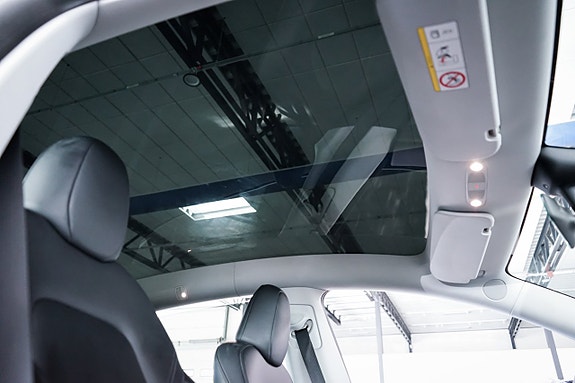 Tesla Model Y 25 of 27