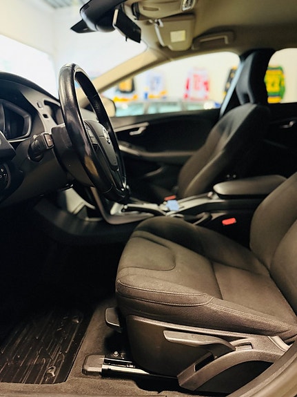 Volvo V40 13 of 19