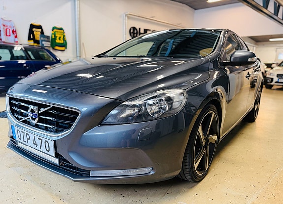 Volvo V40 2 of 19
