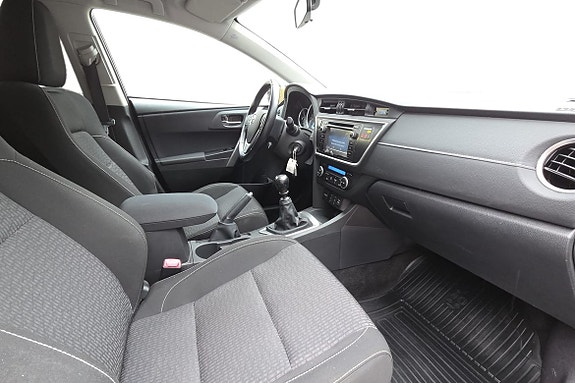 Toyota Auris 6 of 21