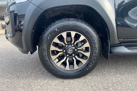 Toyota HiLux 17 of 21