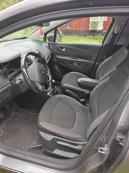 Renault Captur 3 of 8