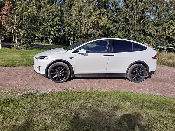 Tesla Model X 13 of 13