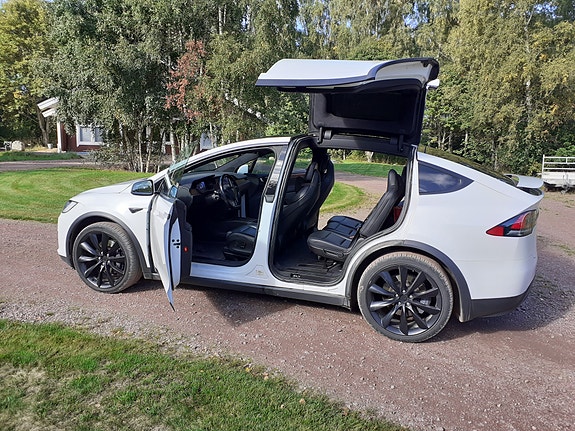 Tesla Model X 11 of 13