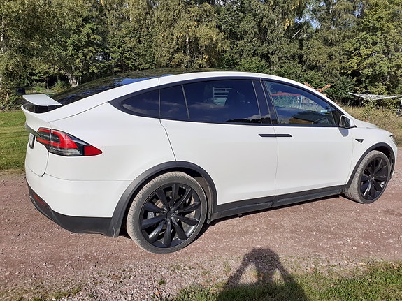 Tesla Model X 7 of 13