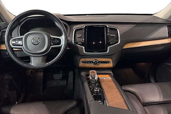 Volvo XC90 10 of 25