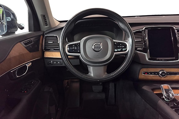 Volvo XC90 11 of 25