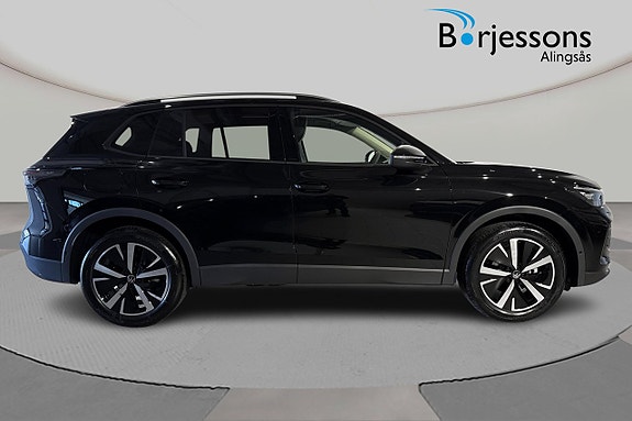 Volkswagen Tiguan 2 of 8