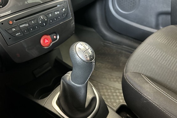 Renault Clio 19 of 27