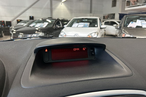 Renault Clio 23 of 27