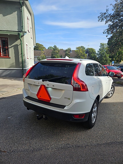 Volvo XC60 2 of 11