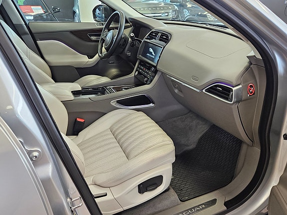 Jaguar F-PACE 18 of 25