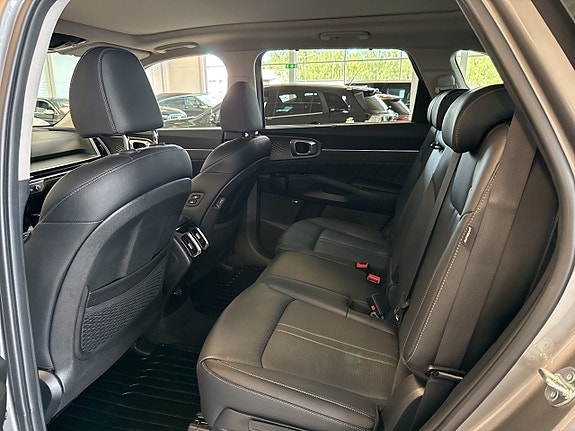 Kia Sorento 9 of 16