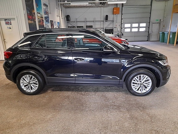 Volkswagen T-Roc 3 of 9
