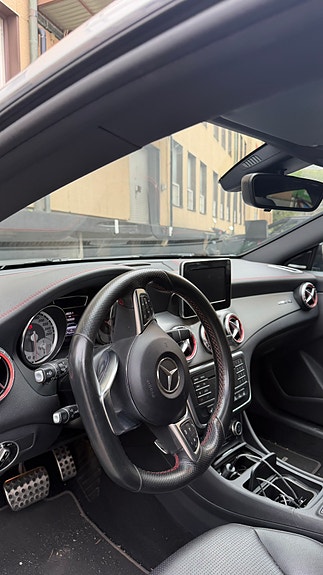 Mercedes-Benz CLA220 5 of 7