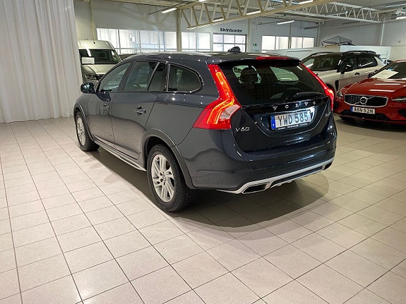 Volvo V60 Cross Country 7 of 12