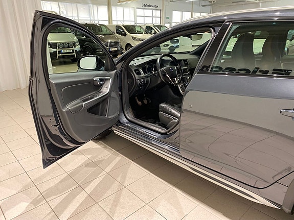 Volvo V60 Cross Country 9 of 12