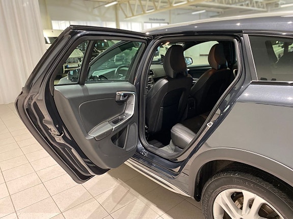 Volvo V60 Cross Country 8 of 12