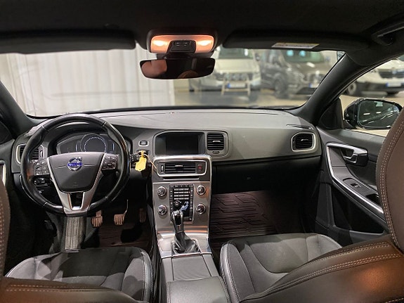Volvo V60 Cross Country 2 of 12