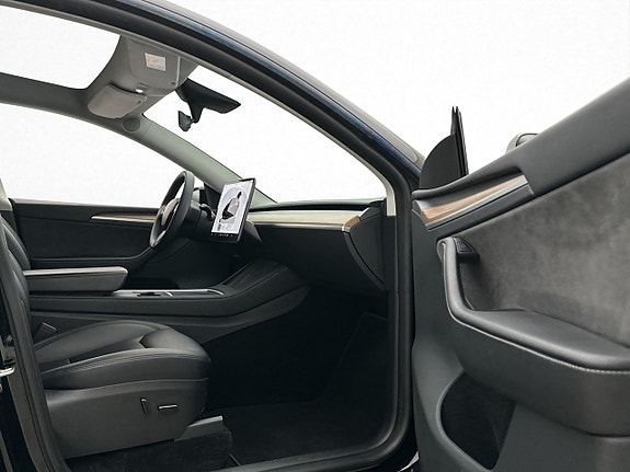 Tesla Model Y 27 of 30