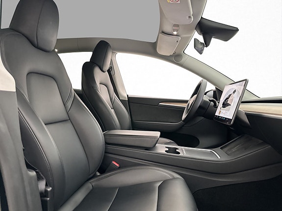 Tesla Model Y 28 of 30