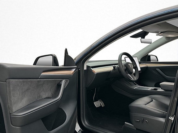 Tesla Model Y 11 of 30
